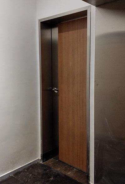 深業U中心使用格林雅防火板的門