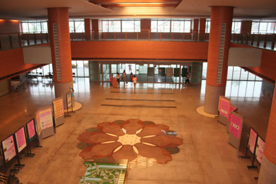 采用格林雅防火板裝修的廈門長(zhǎng)庚醫(yī)院大廳 采用格林雅防火板裝修的廈門長(zhǎng)庚醫(yī)院大廳